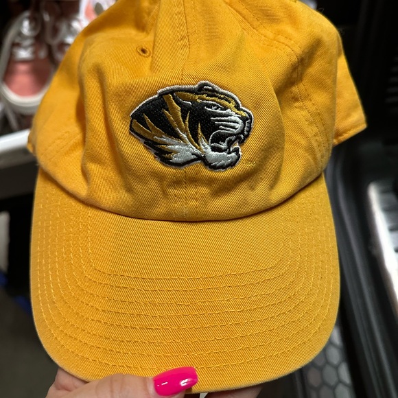 9 Hats - Picture 6 of 9